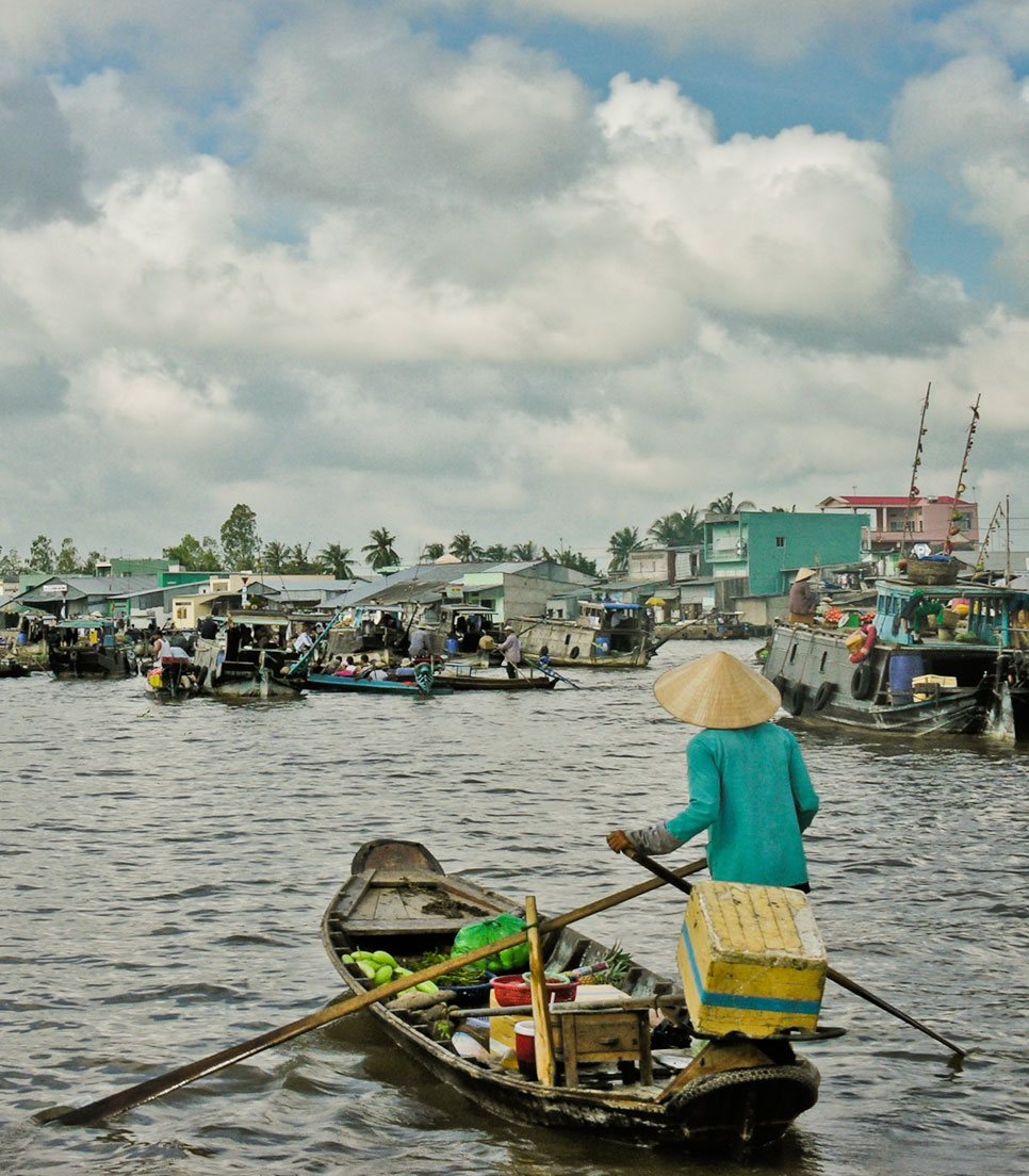 Vietnam QU allg. Mekong Fluss Frau im Boot