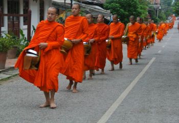 Luang Prabang, Mönche am Morgen, Foto: © golfasien.de