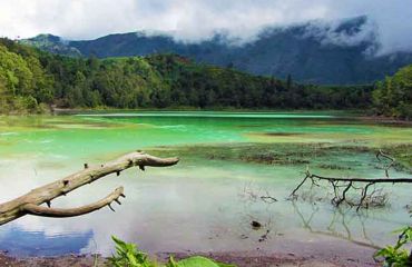 Telaga Warna, Dieng Pl., Foto: wikipedia, user: Rolfklein