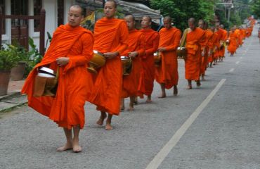 Luang Prabang, Mönche am Morgen, Foto: © golfasien.de