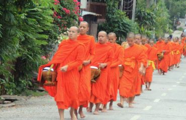 Luang Prabang, Mönche am Morgen, Foto: © golfasien.de