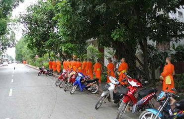 Luang Prabang, Mönche am Morgen, Foto: © golfasien.de