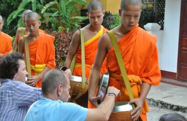 Luang Prabang, Mönche am Morgen, Foto: © golfasien.de